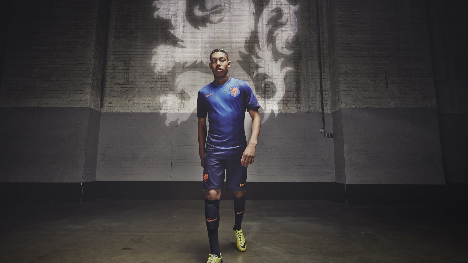 九游娱乐首页-欧冠决赛焦点战，佛罗伦萨横扫曼城，奇迹之夜改写历史